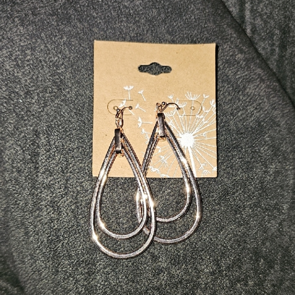 Womens Long Gold Earing Set!! Nwts!!